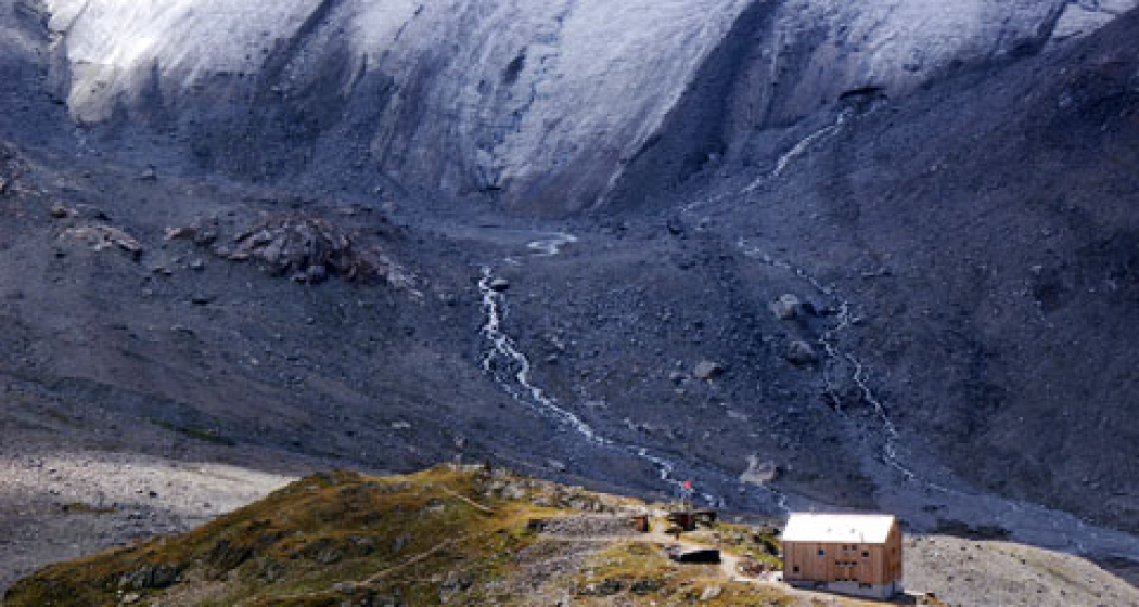 Die Kesch-Hütte des SAC, im Hintergrund der Porchabella-Gletscher.