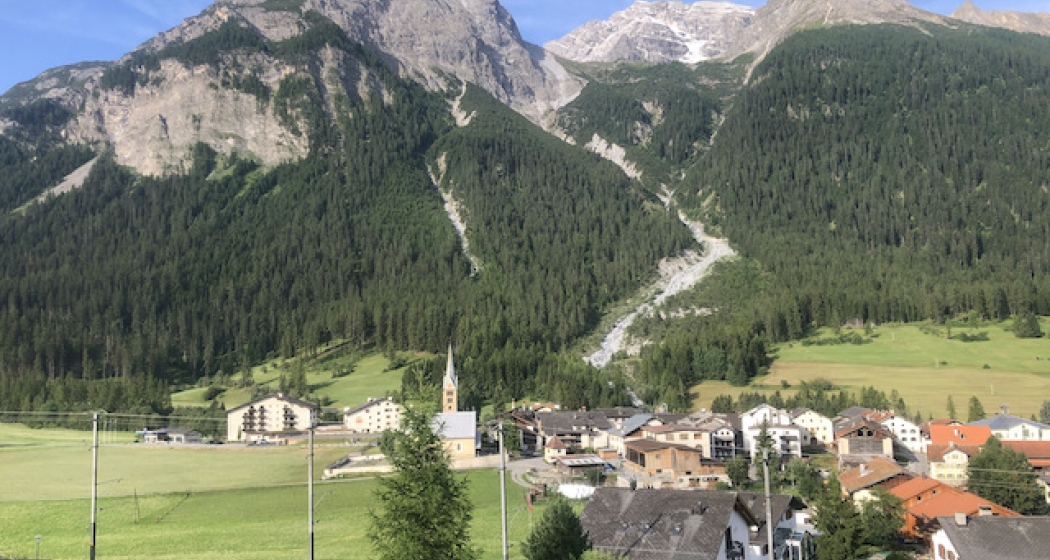 Fantastischer Blick über's Dorf zum Pia Ela.