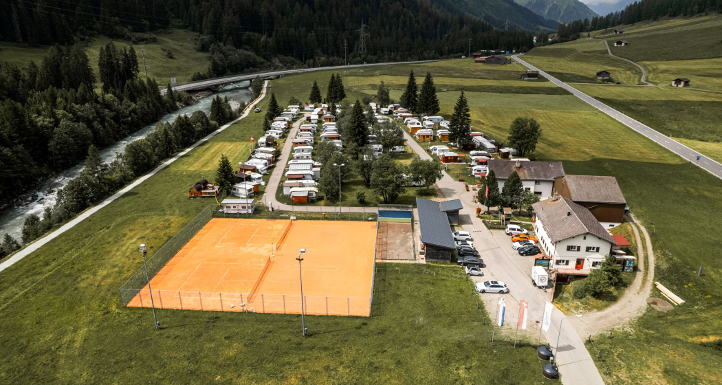 Tennisplätze beim Camping Splügen Tennisplätze beim Camping Splügen