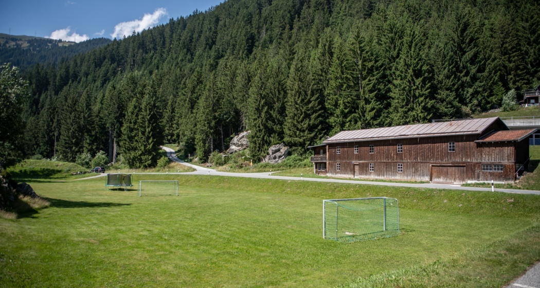 Fussballplatz Tuf, Siat (oua_85430135_image) Fussballplatz Tuf, Siat (oua_85430135_image)