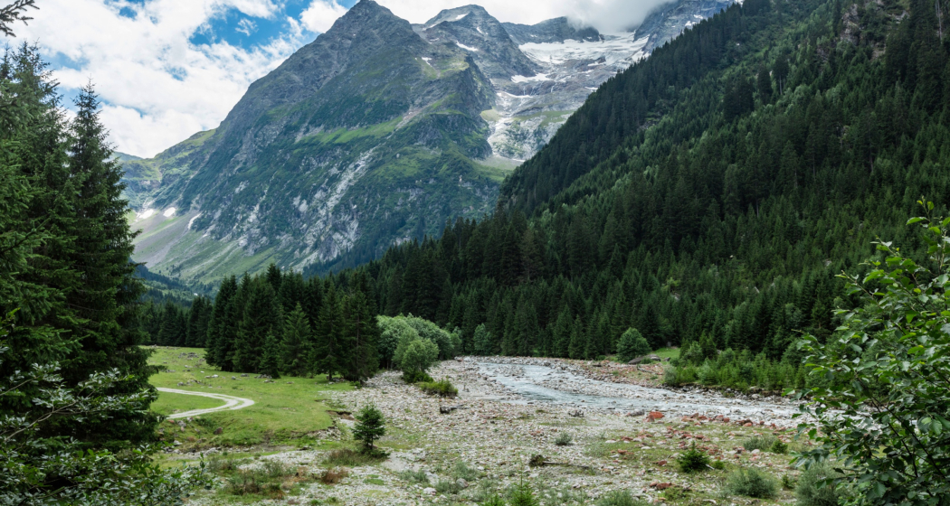Auf dem Bild sieht man die Berglandschaft der Val Sumvitg Auf dem Bild sieht man die Berglandschaft der Val Sumvitg