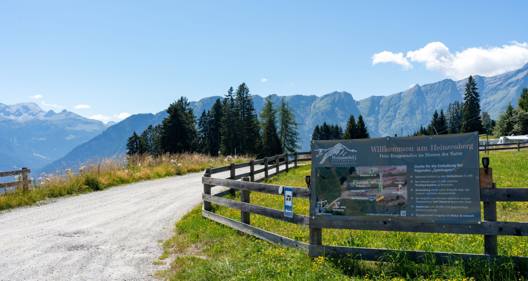 Einfahrt zum Stellplatz +plus+ Heinzenberg-Lescha Einfahrt zum Stellplatz +plus+ Heinzenberg-Lescha