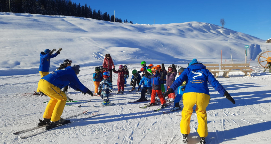 Skischule St. Antönien beim Aufwärmen