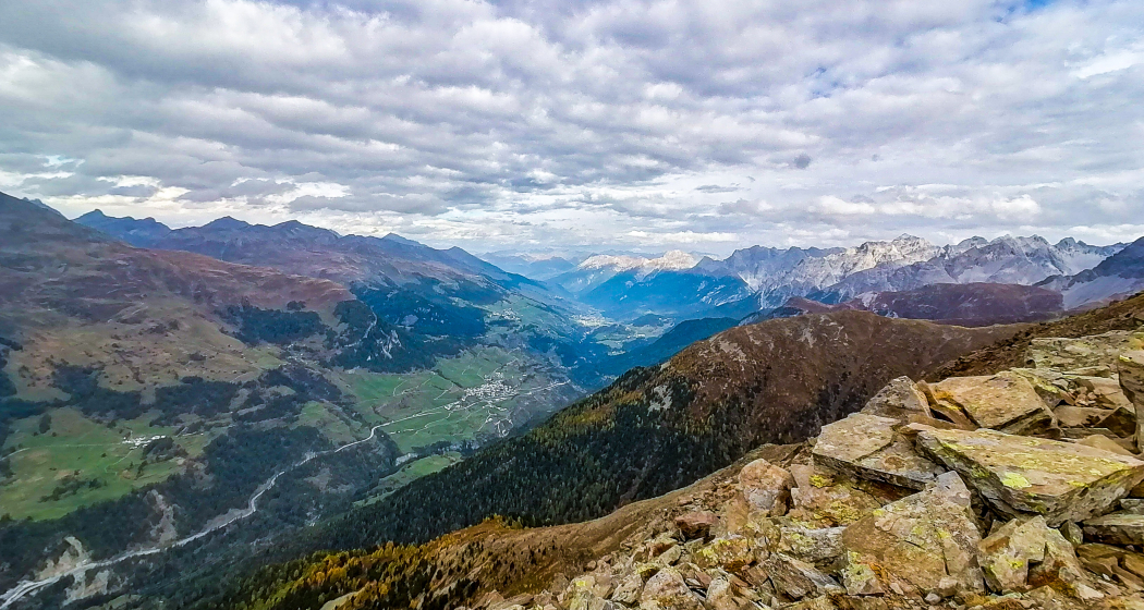 Aussicht vom Piz Giarsinom Richtung Scuol Aussicht vom Piz Giarsinom Richtung Scuol