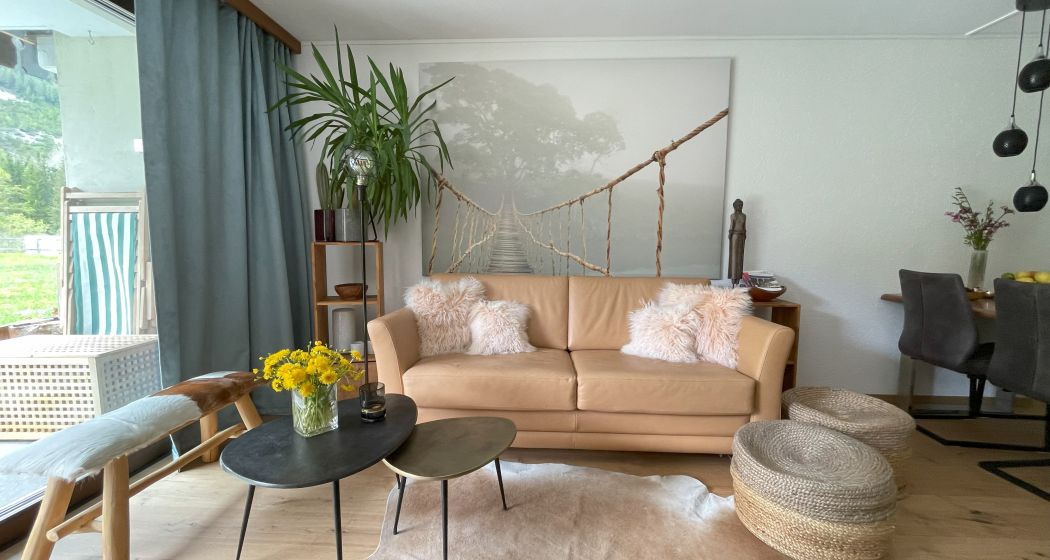 Die gemütliche und stilvolle Sitzgarnitur in unserem Apartment B16