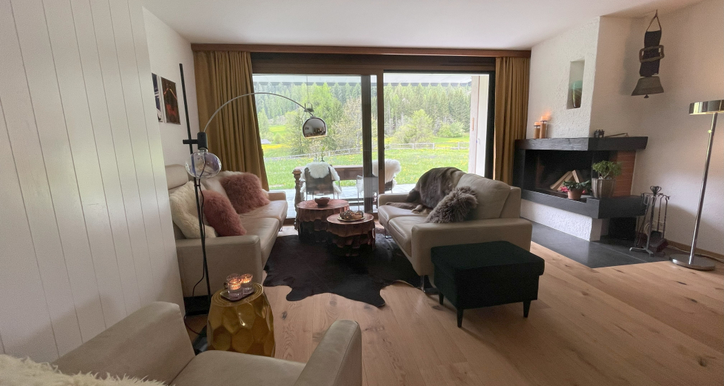 Blick auf die Terrasse und dem Kamin