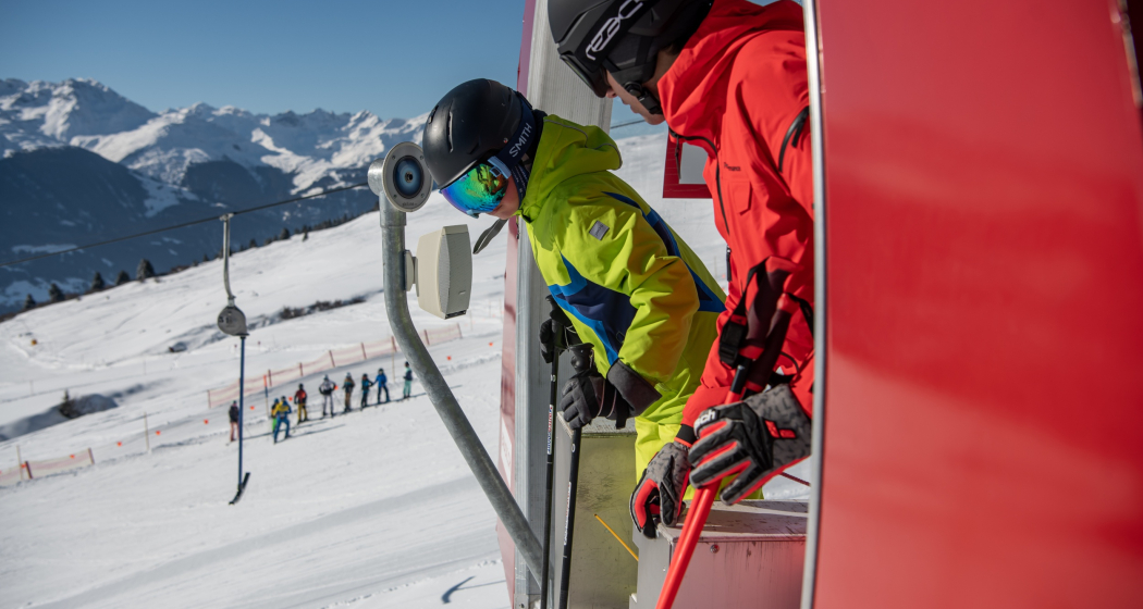 Carlo Janka und ein Kind im Starthaus der Skimovie Rennpiste Carlo Janka und ein Kind im Starthaus der Skimovie Rennpiste
