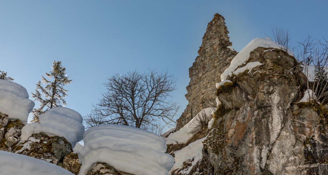 Die Burgruine Friberg im Winterkleid Die Burgruine Friberg im Winterkleid