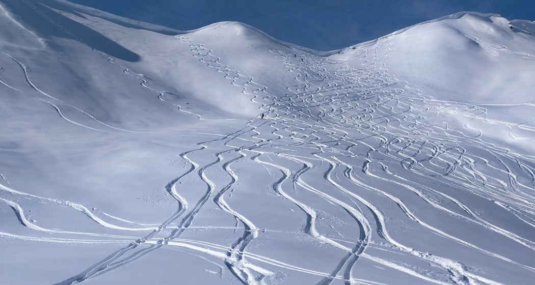 Der steile Schlusshang mit den bekannte Wächten Der steile Schlusshang mit den bekannte Wächten