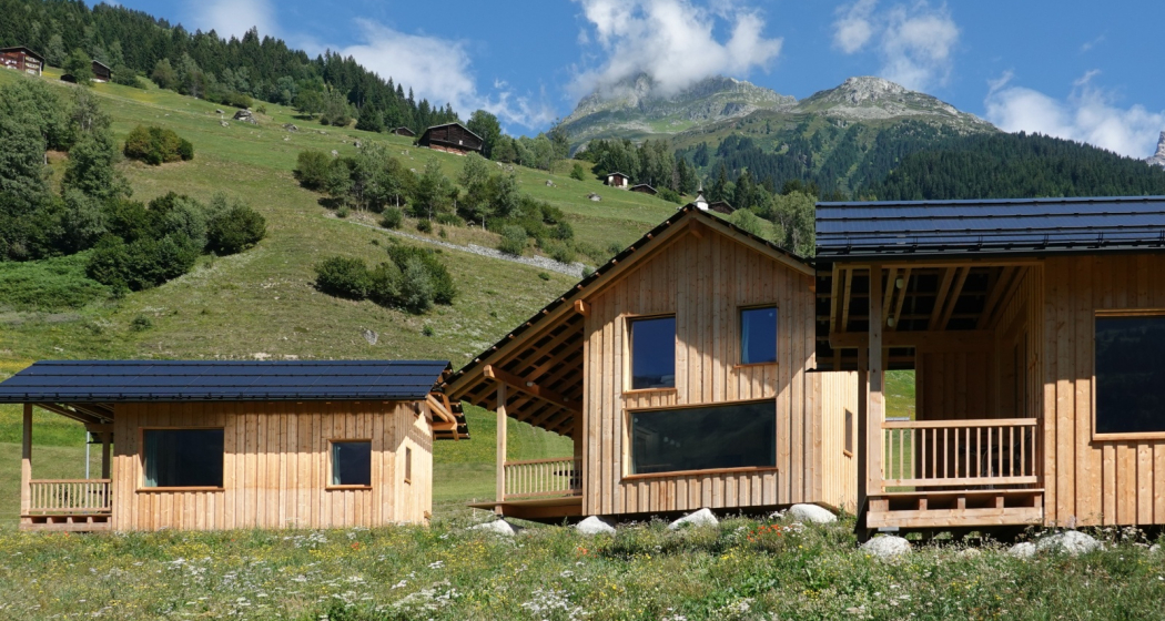 Ferienhäuser Stiva Pintga, Aussenansicht Sommer