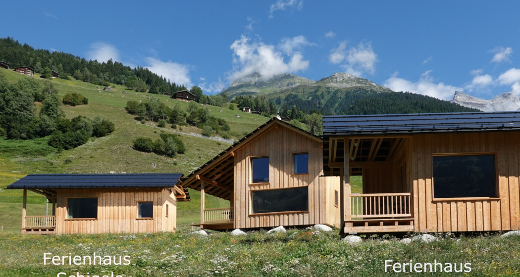 Ferienhäuser Stiva Pintga, Aussenansicht Sommer mit Beschriftung