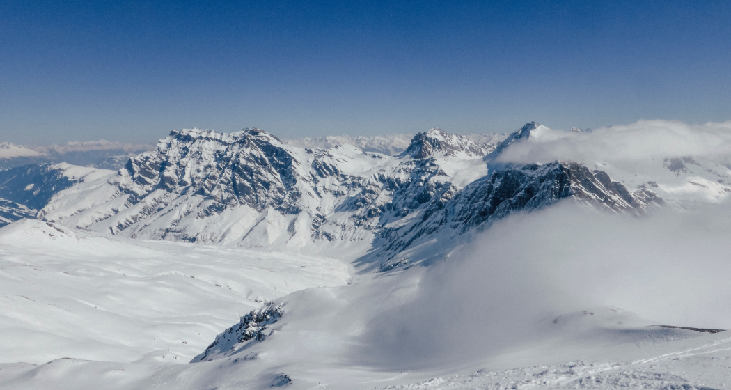 Auf dem Gipfel mit Sicht zu den Aufstiegsspuren Auf dem Gipfel mit Sicht zu den Aufstiegsspuren