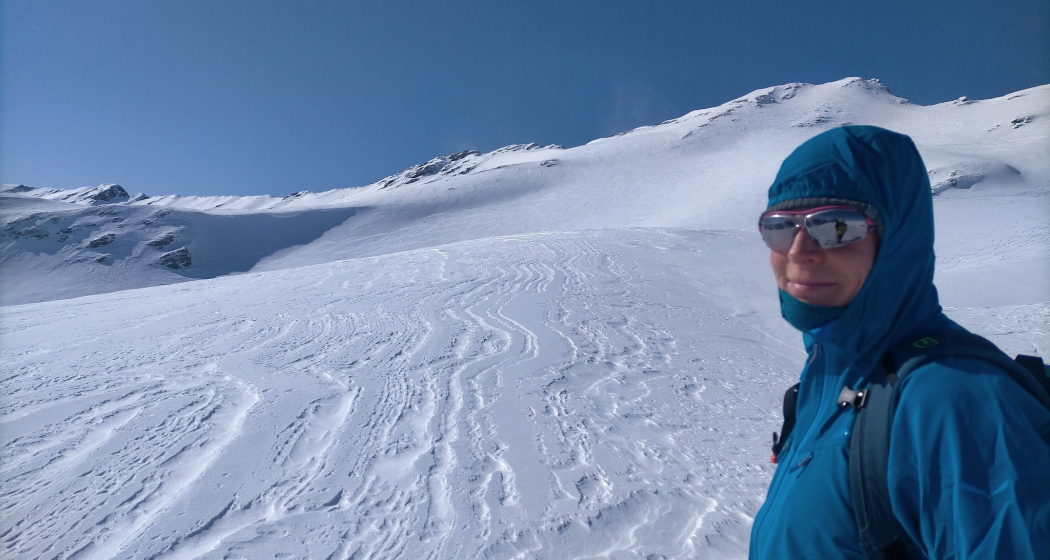 Der Wind schafft schöne Muster unter dem Gipfel des Bärenhorns Der Wind schafft schöne Muster unter dem Gipfel des Bärenhorns
