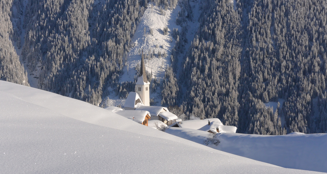 Tief eingeschneite Kirche von Tenna