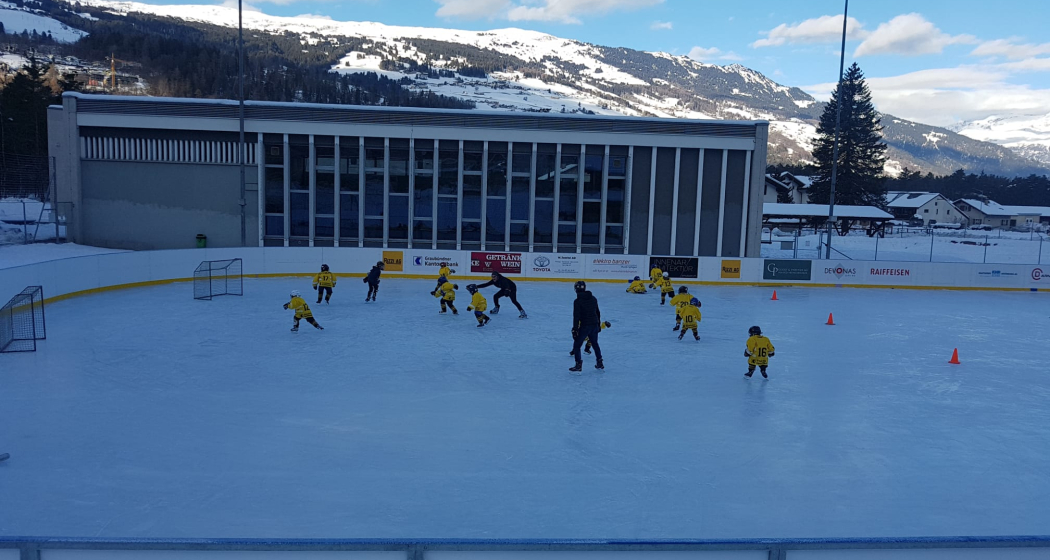 Eishockey auf dem Natureisfeld Sils i.D. Eishockey auf dem Natureisfeld Sils i.D.