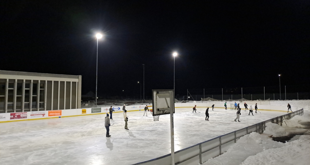 Eishockey bei Nacht auf dem Natureisfeld Sils i.D. Eishockey bei Nacht auf dem Natureisfeld Sils i.D.