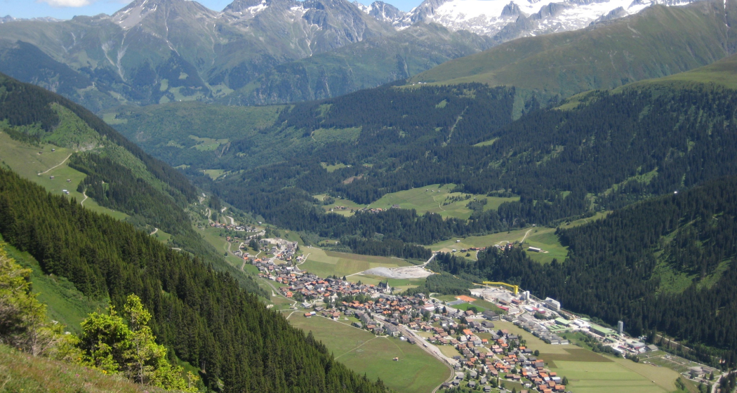 Blick auf Sedrun mit Stagias Blick auf Sedrun mit Stagias