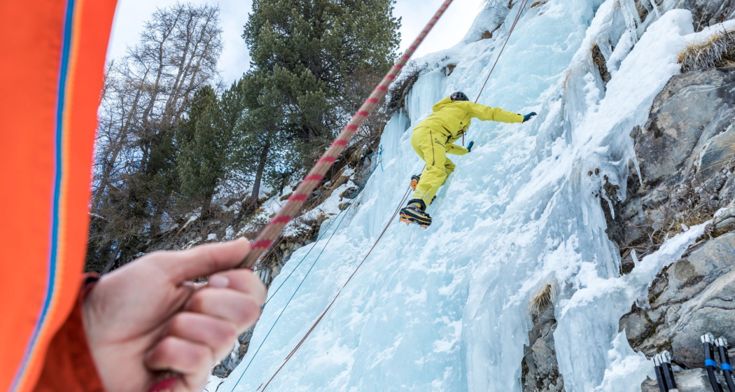 Eisklettern mit der Bergsportschule Grischa Eisklettern mit der Bergsportschule Grischa