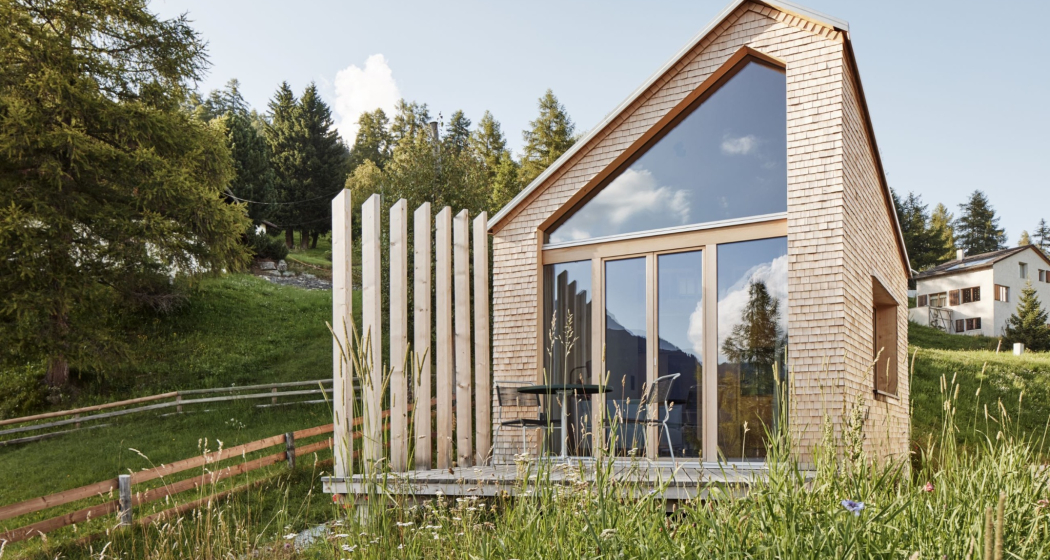 Das buchbare Tinyhouse von der Pensiun Laresch in Mathon im Sommer Das buchbare Tinyhouse von der Pensiun Laresch in Mathon im Sommer