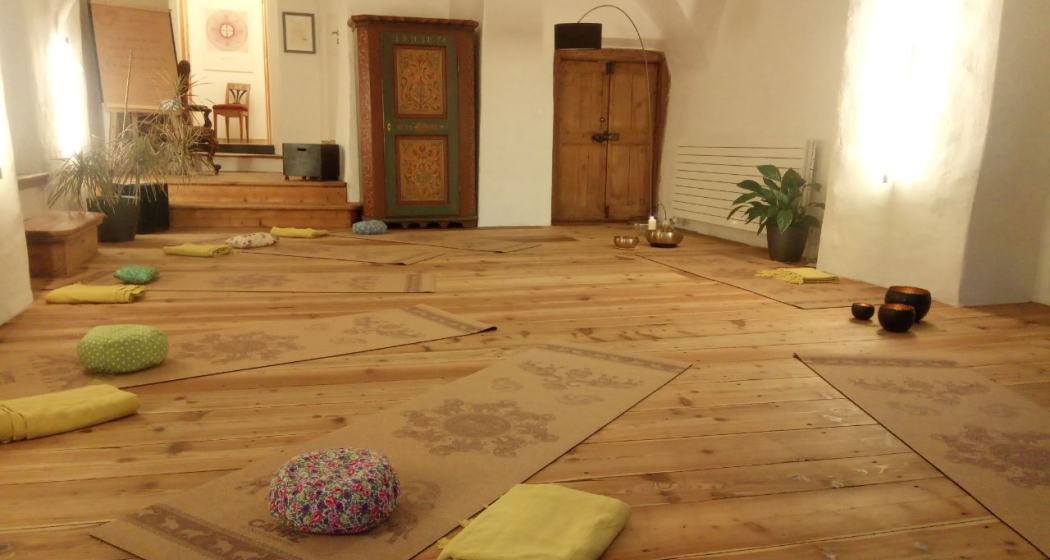 YOGA (oua_95635993_image) YOGA (oua_95635993_image)