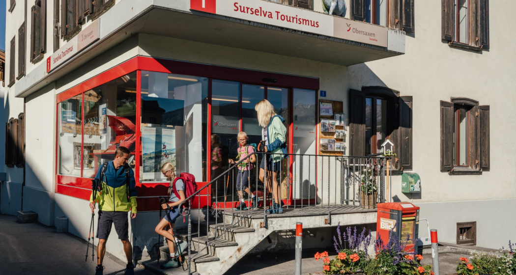 Gäste verlassen ausgerüstet die Infostelle und das Testcenter Gäste verlassen ausgerüstet die Infostelle und das Testcenter