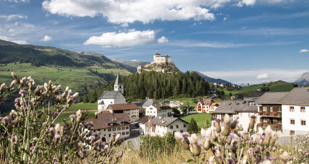 Crap Putèr: Das Schloss Tarasp beim Aufstieg im Blickfeld.