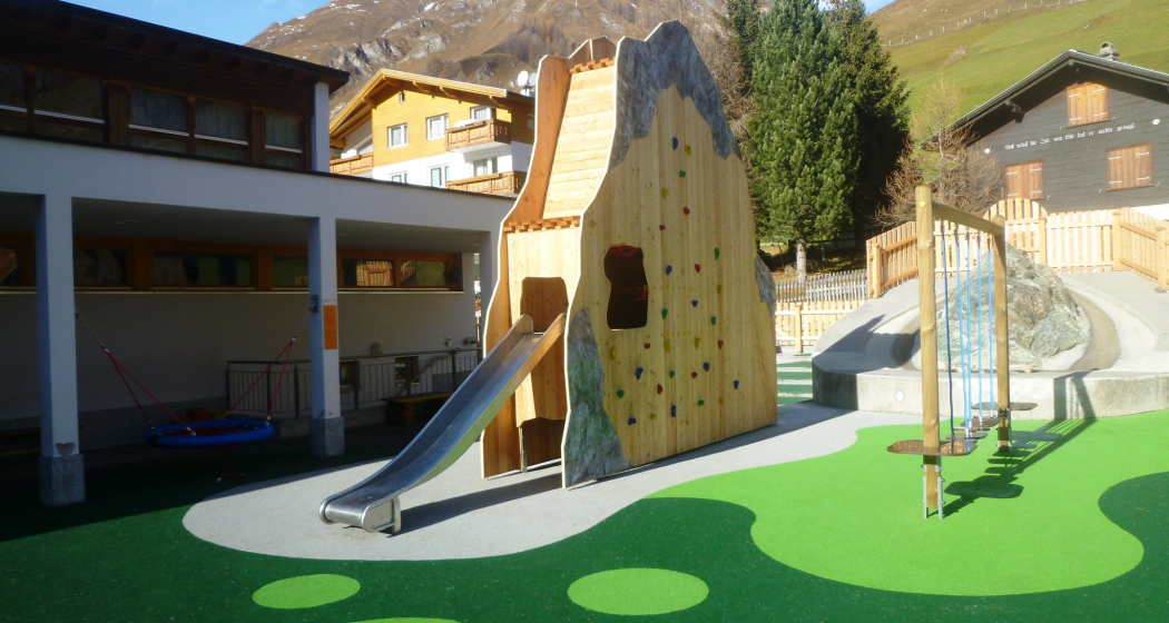 Spielplatz Schulhaus