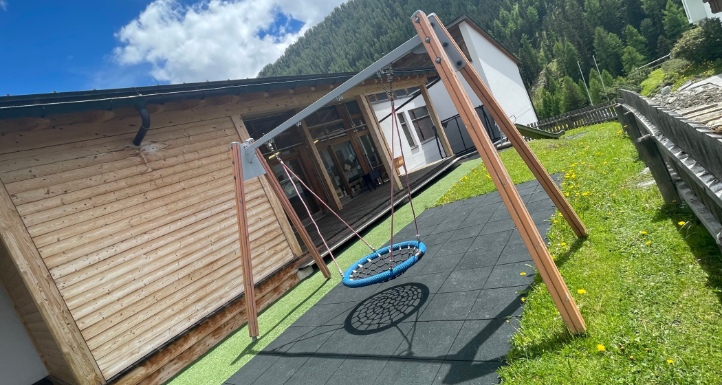 Spielplatz Schulhaus