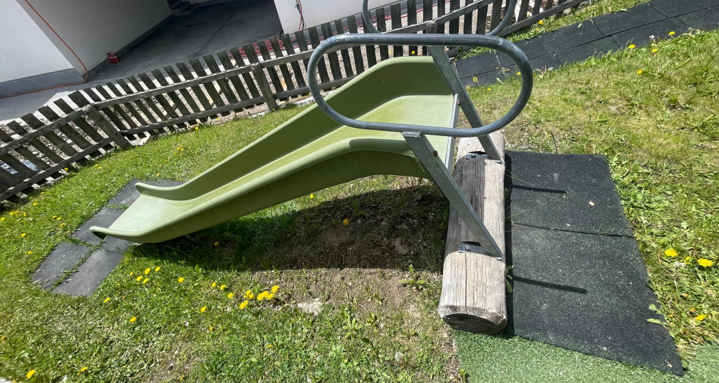 Spielplatz Schulhaus