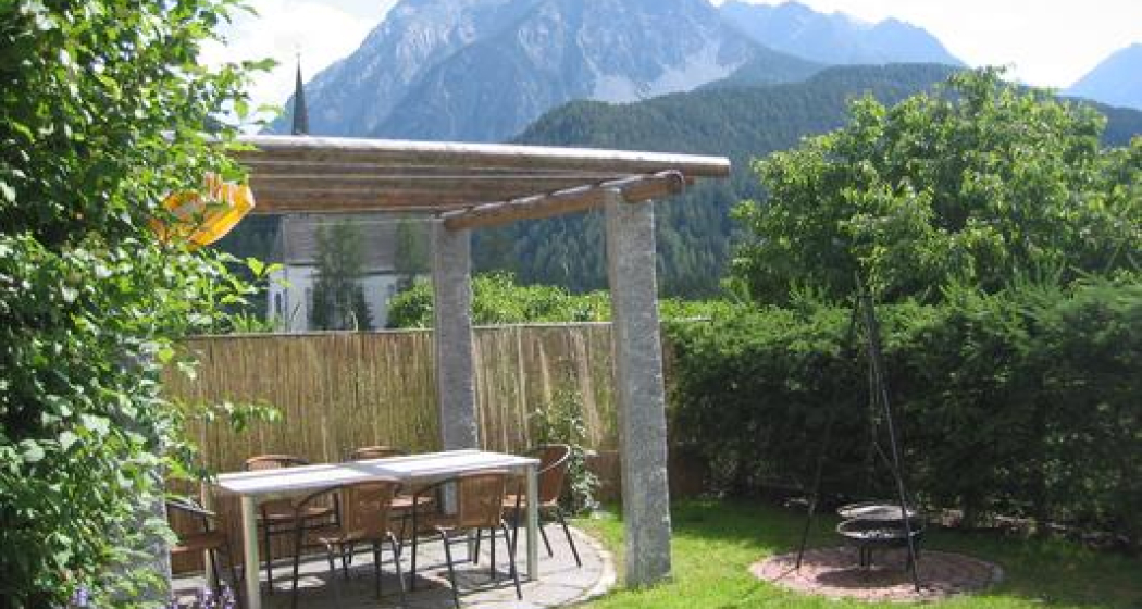 Garten mit Pergola und Grillplatz Garten mit Pergola und Grillplatz
