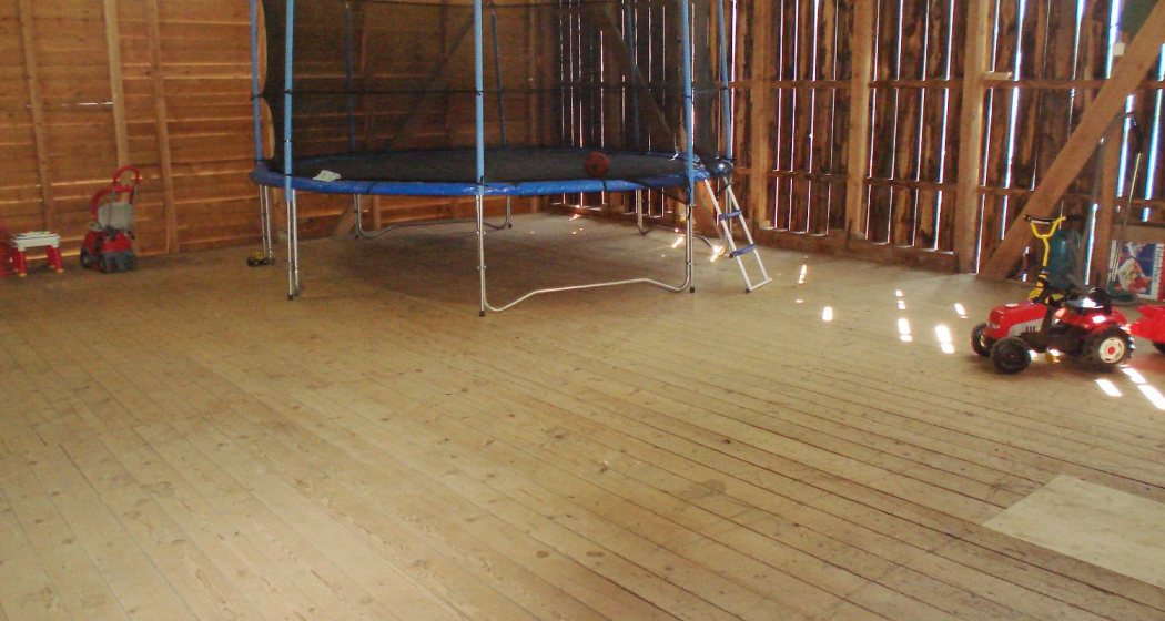 Trampolin im Heustall