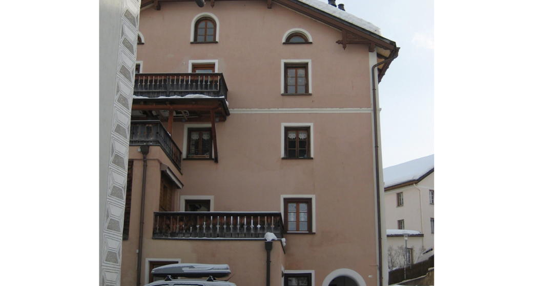 Die Chasa Mikesch von der Straße aus gesehen Die Chasa Mikesch von der Straße aus gesehen