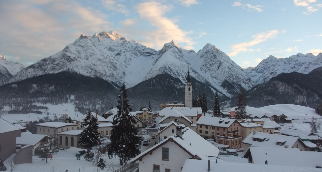 Ftan im Winter. Rechts unter dem Kirchturm in altrosa: die Chasa Mikesch Ftan im Winter. Rechts unter dem Kirchturm in altrosa: die Chasa Mikesch