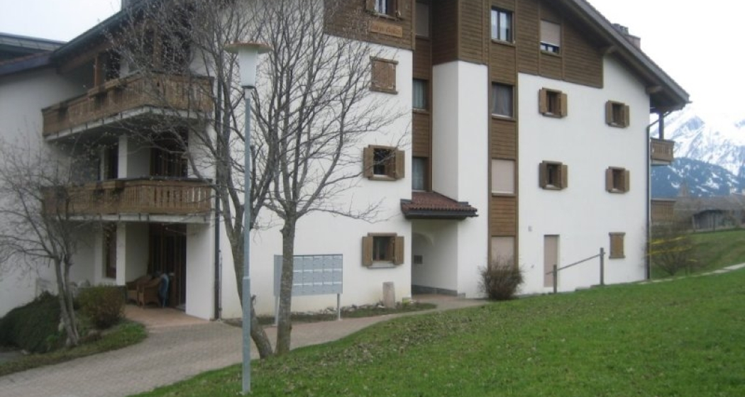 Ferienwohnung Davos Caplan Ledermann- Hausansicht Sommer