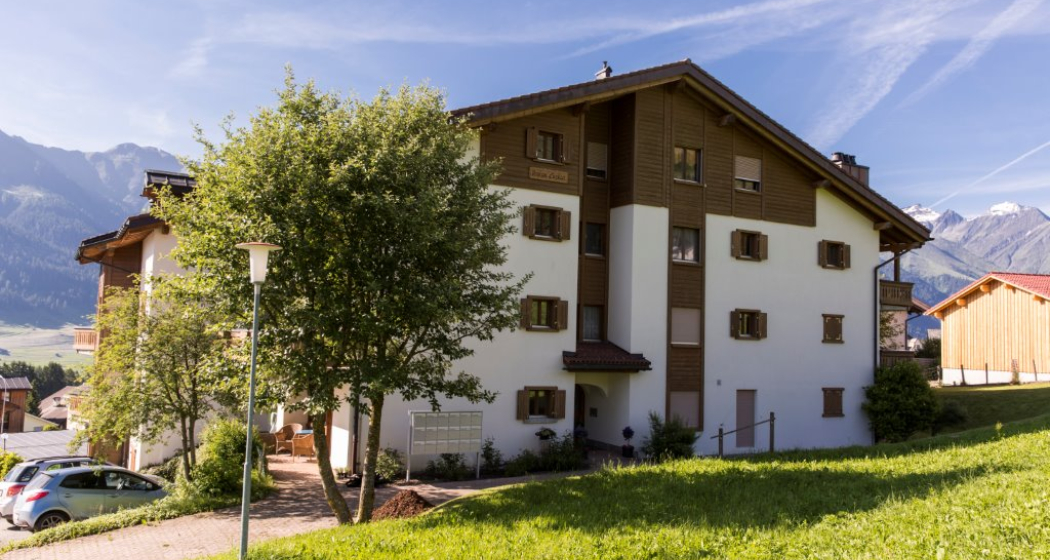 Ferienwohnung Davos Caplan Ledermann - Hausansicht Sommer
