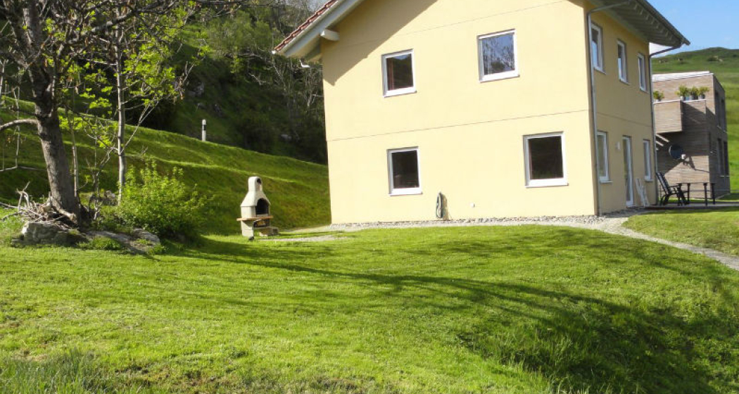 Ferienhaus Bual da Rumein - Hausansicht Sommer von Westen