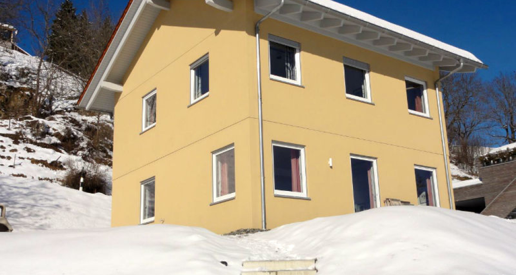 Ferienhaus Bual da Rumein - Hausansicht Winter von SW