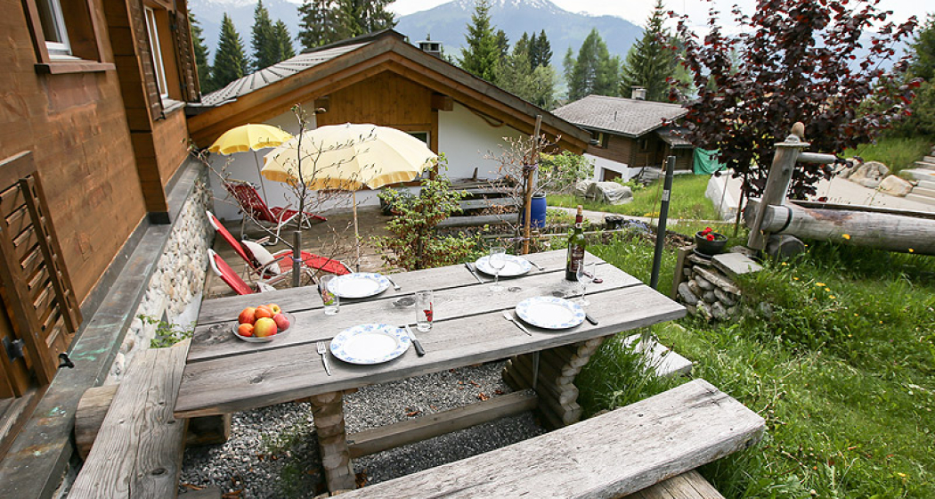 Sitzplatz mit Blick in den Garten