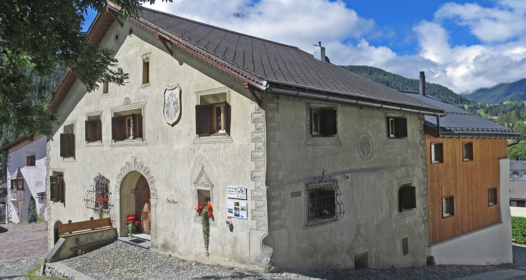 Aussenansicht der Chasa Minar im Sommer Aussenansicht der Chasa Minar im Sommer