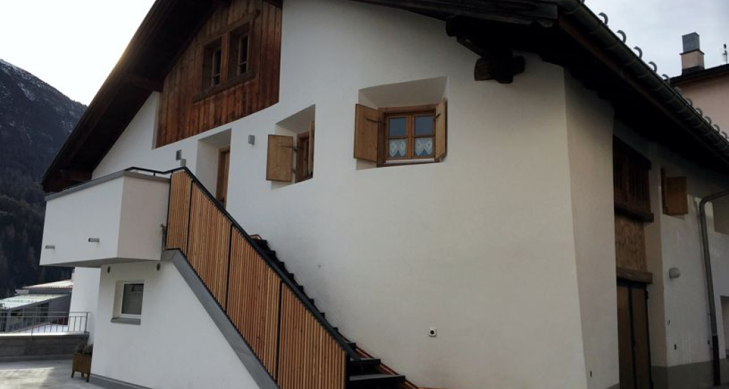 Haus mit Treppenaufgang zur Wohnung Haus mit Treppenaufgang zur Wohnung