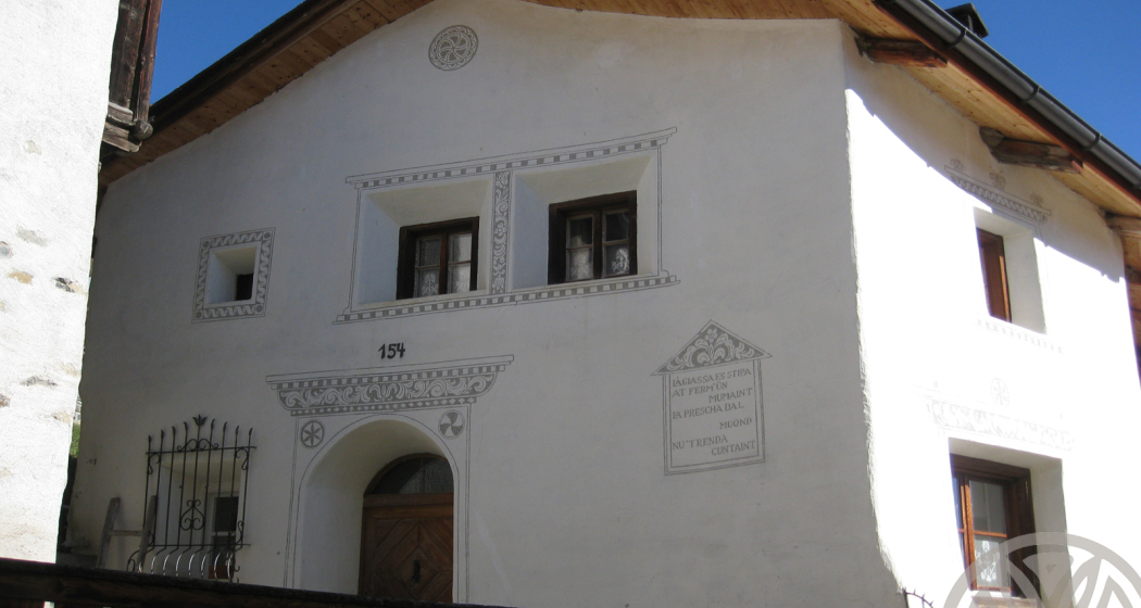 Engadinerhaus im Sommer