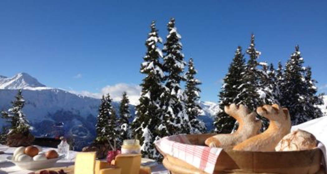 Frühstücksbuffet auf der Terrasse