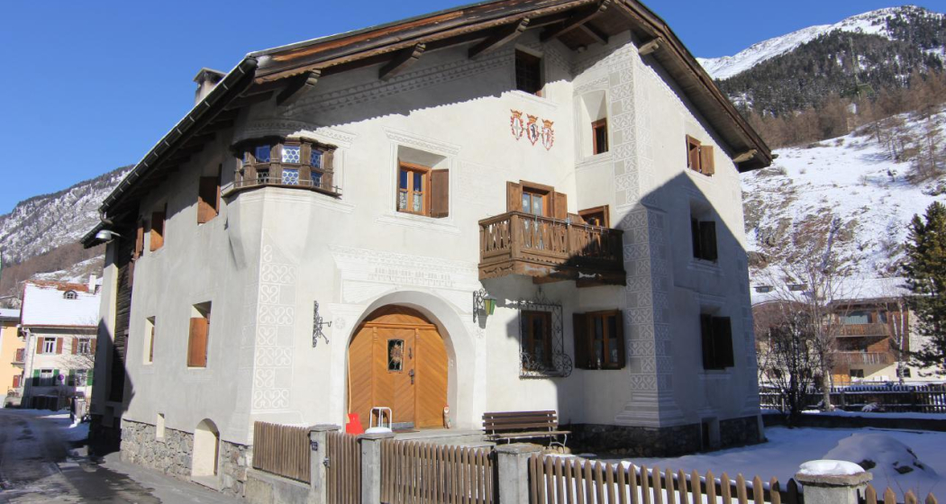 Frontansicht der Chasa Städler mit Balkon welcher zur Ferienwonung gehört.