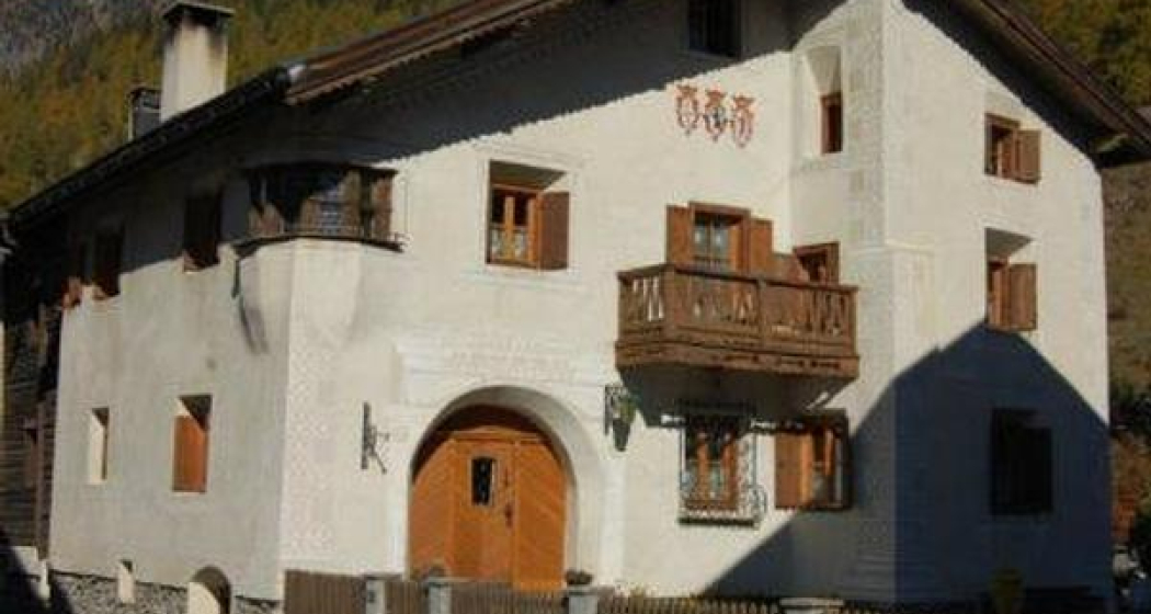 Frontansicht der Chasa Städler mit Balkon welcher zur Ferienwonung gehört.