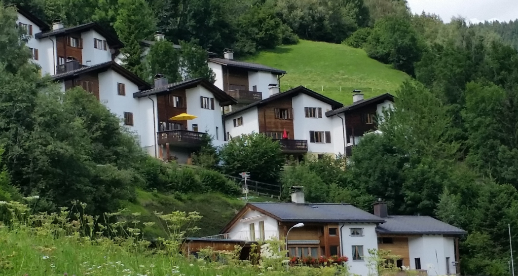 Ferienhaus Casa Lumina - Haus mit gelben Sonnenschirm