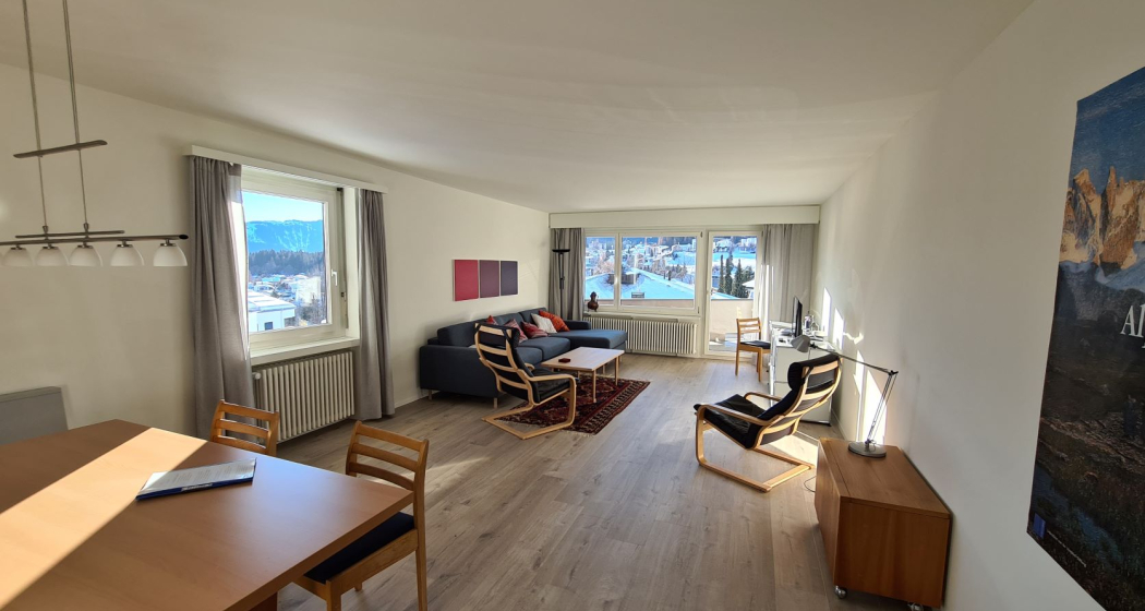 Wohnzimmer mit Balkon