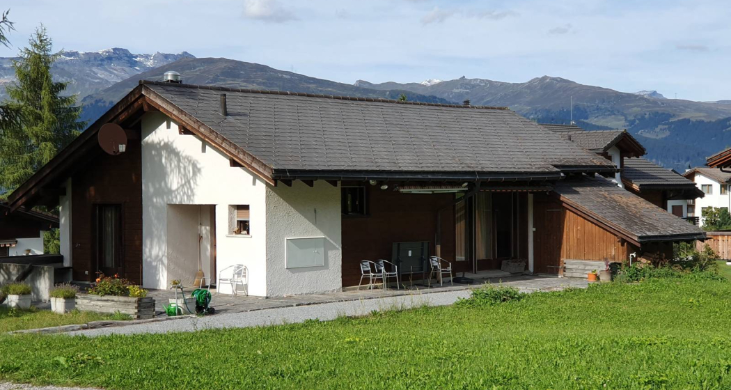 Ferienhaus Bi der Lärche Miraniga - Hausansicht Sommer
