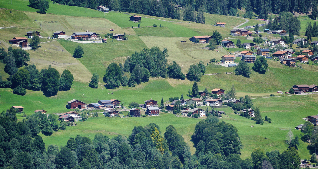 Das Ferienhaus Rosenberg in der Mitte des Bildes, Pany, Prättigau
