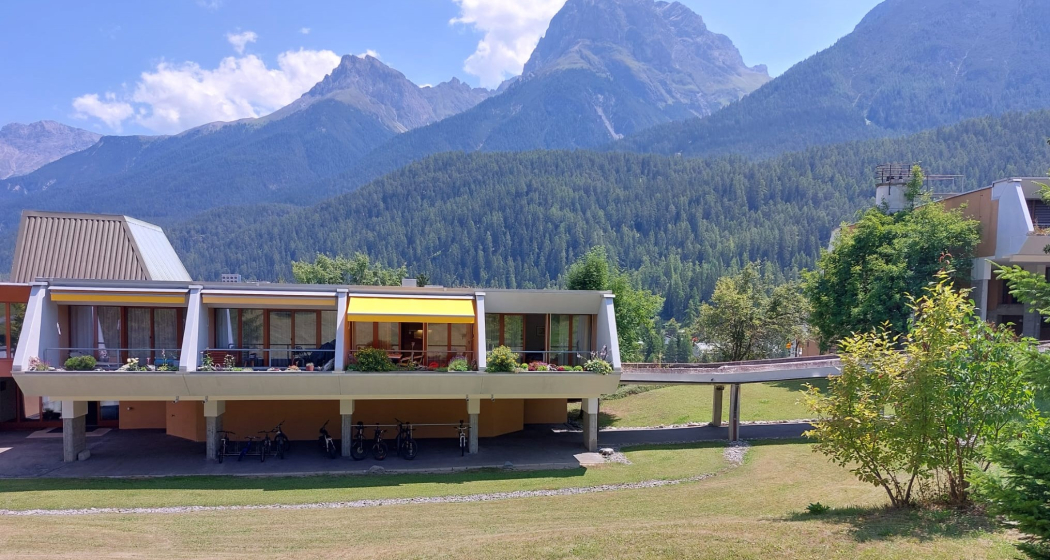 Die Wohnung mit dem gelben Sonnendach Die Wohnung mit dem gelben Sonnendach