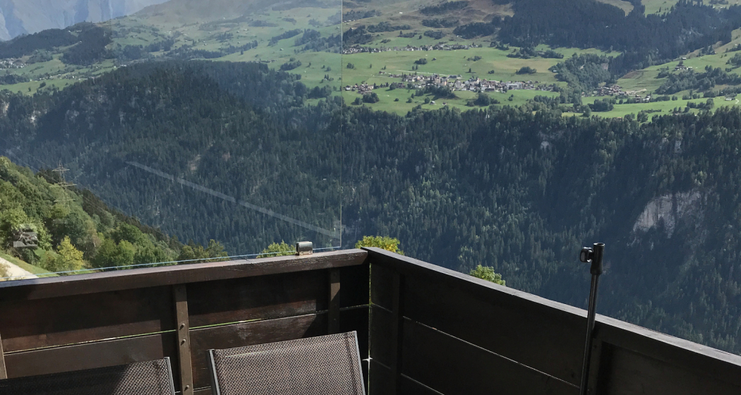 Casa Splendusa, Brigels, Aussicht Richtung Obersaxen im Sommer
